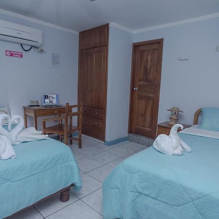 Hostal Leon Dormido Puerto Baquerizo Moreno Exterior photo