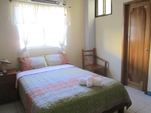 Hostal Leon Dormido Puerto Baquerizo Moreno Exterior photo